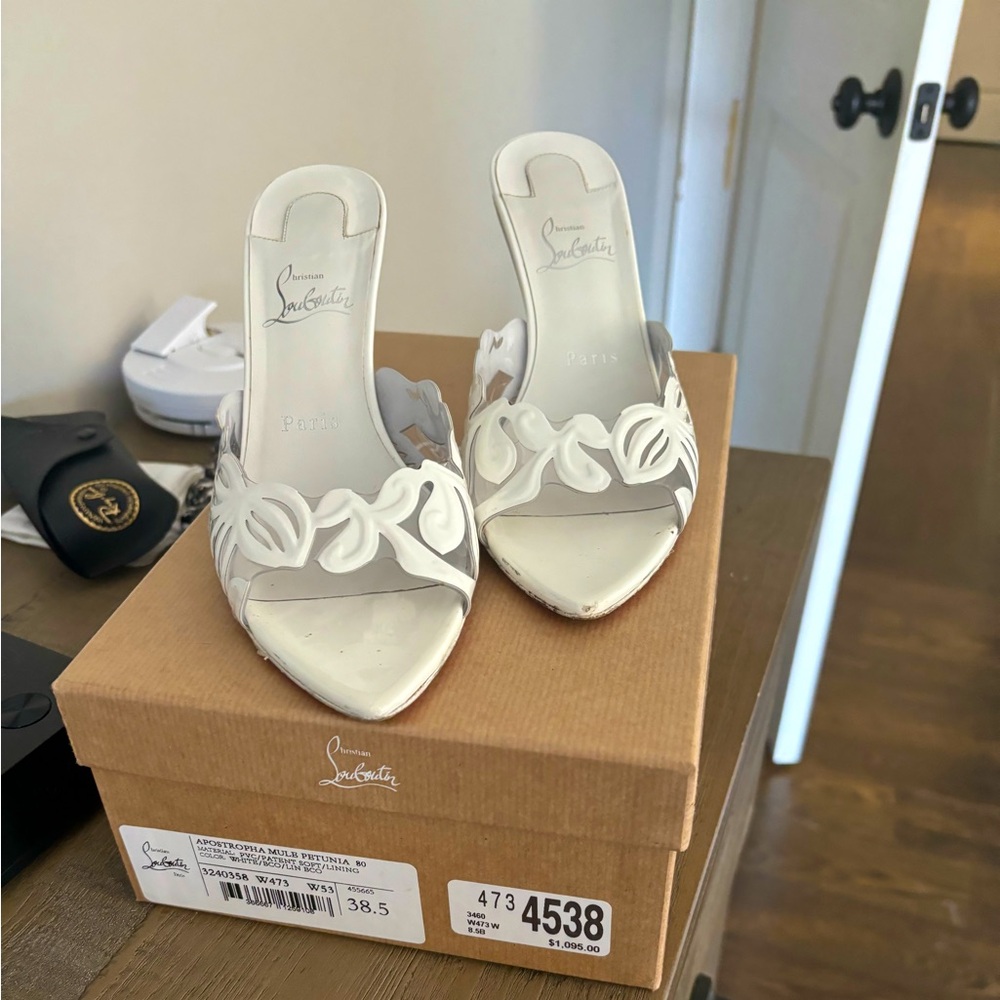 Christian Louboutin Apostropha Slide Scandal in white. Size 38.5 (US 8.5)